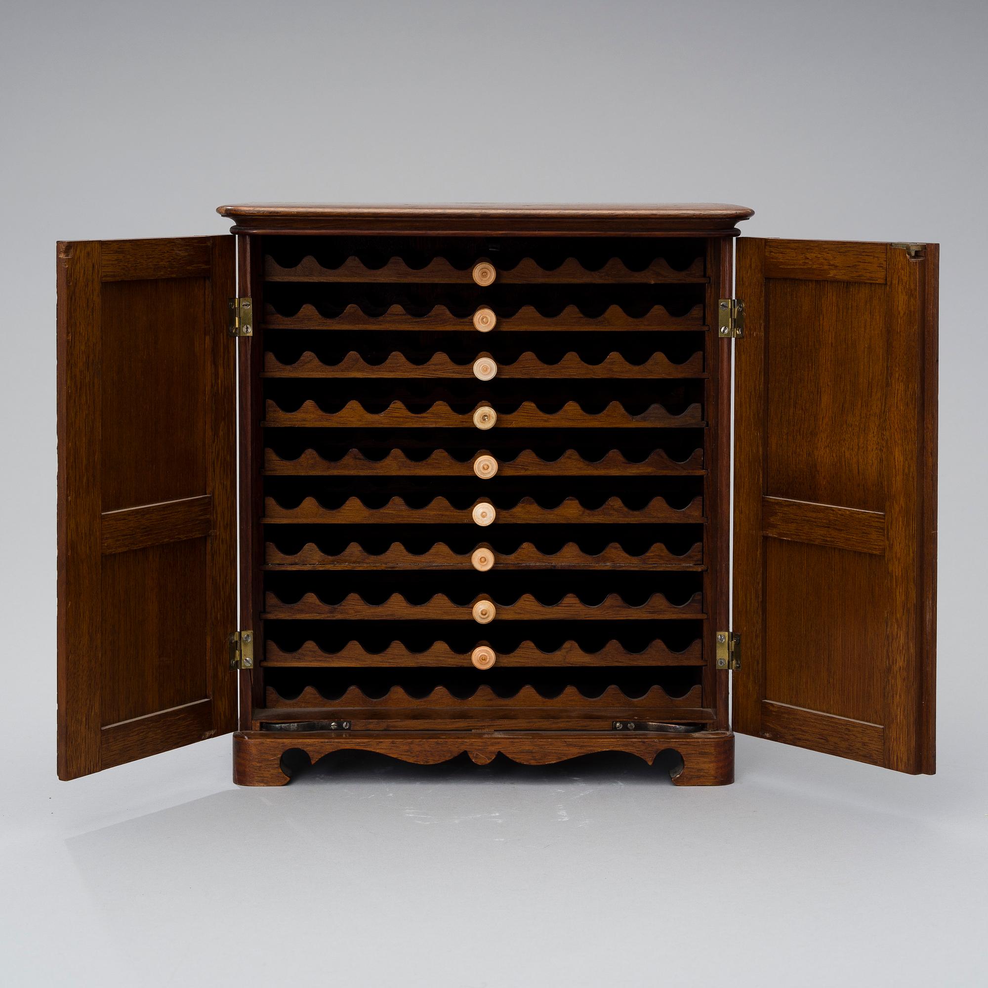 HUMIDOR/CIGARRSKÅP, mahogny, 1800-talets slut.