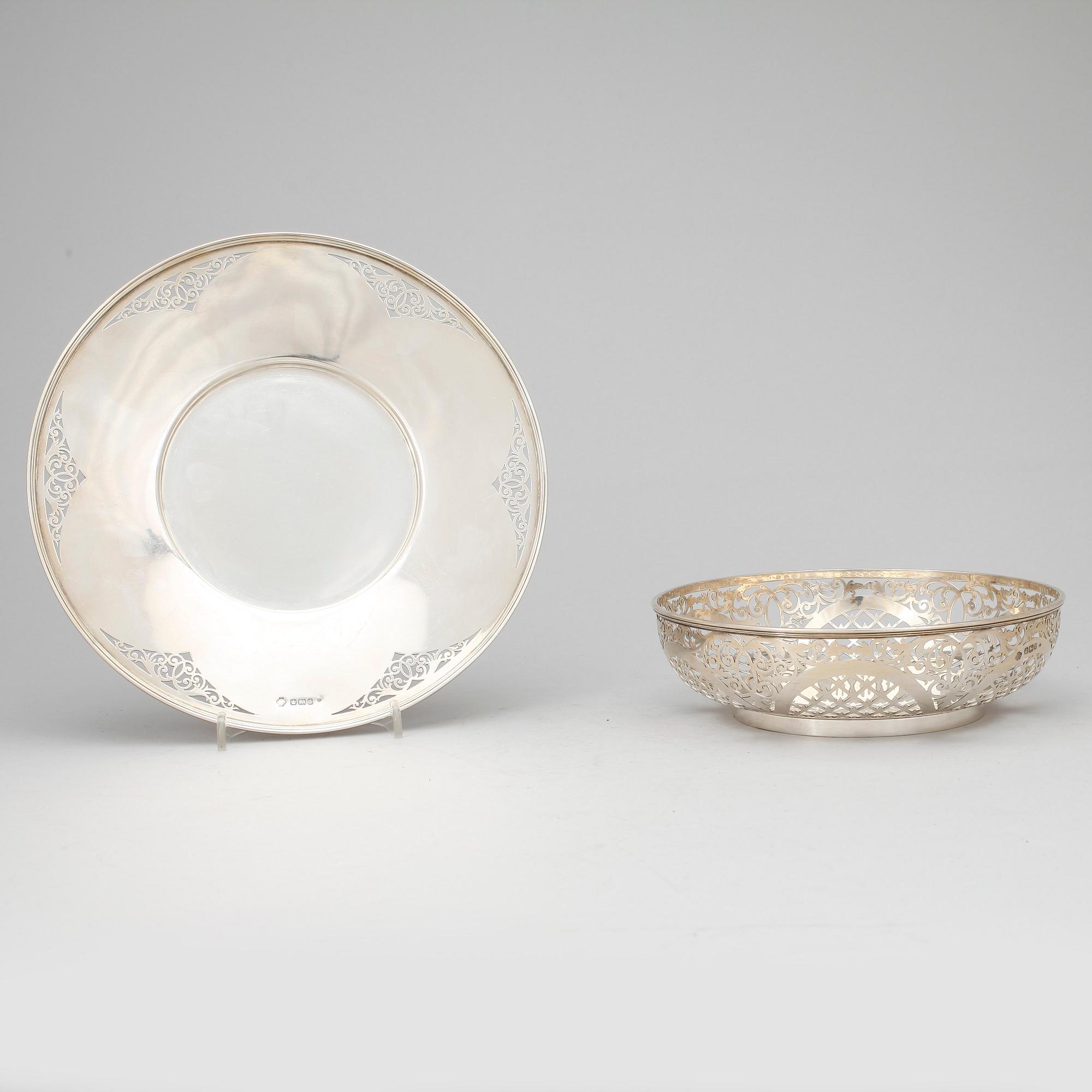 SKÅL samt FAT, silver, William Hutton & Sons, Sheffield, England, 1911. Total vikt ca 682 gram.