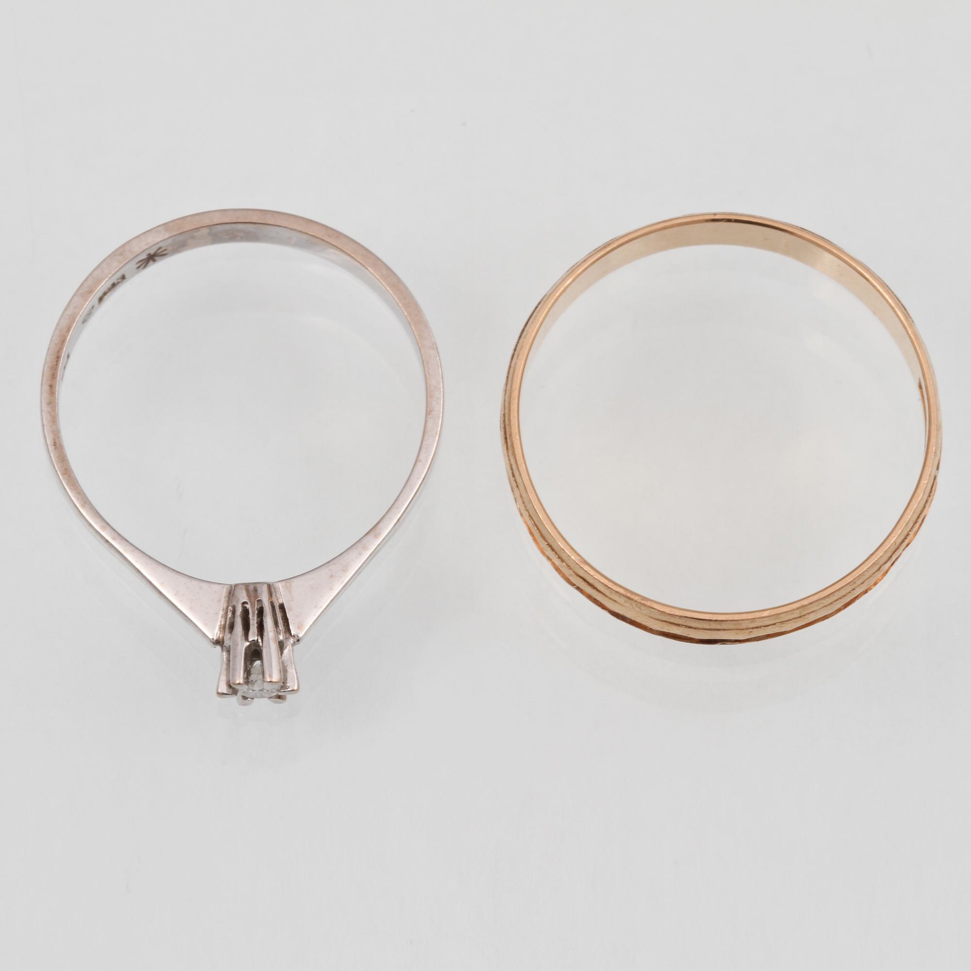 RINGAR, 2 st, 18K guld och vitguld med briljantslipad diamant. Vikt 4,3 gram.