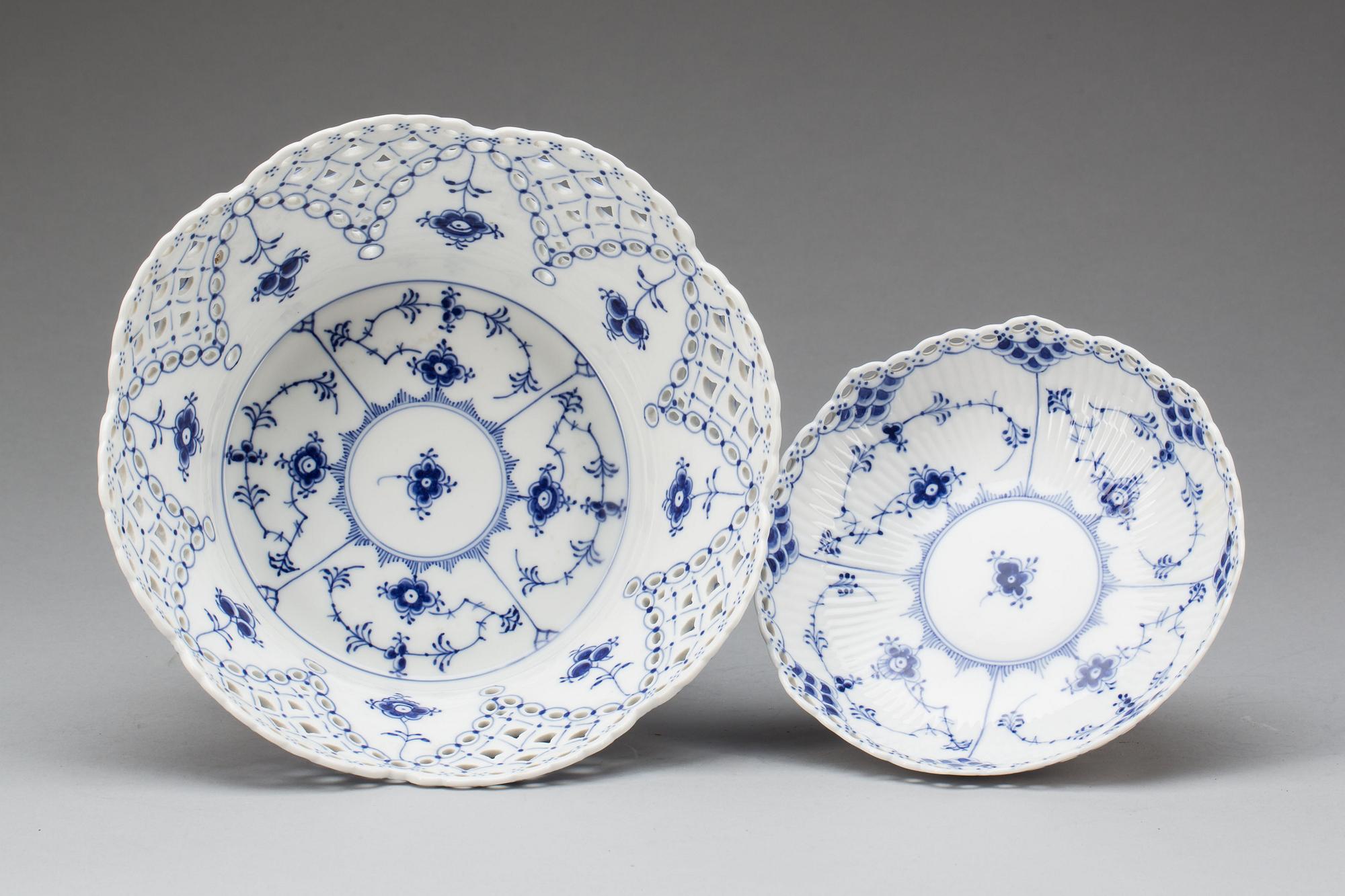 SKÅLAR, 2 st, porslin. "Musselmalet", Royal Copenhagen, 1900-talets andra hälft.