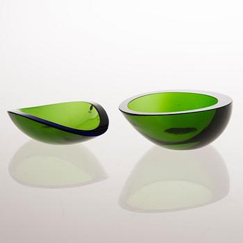 KERTTU NURMINEN, GLASFÖREMÅL, 2 st, signerade. Den ena med gravering Jaakko Pöyry 1958-1998 i bottnet.