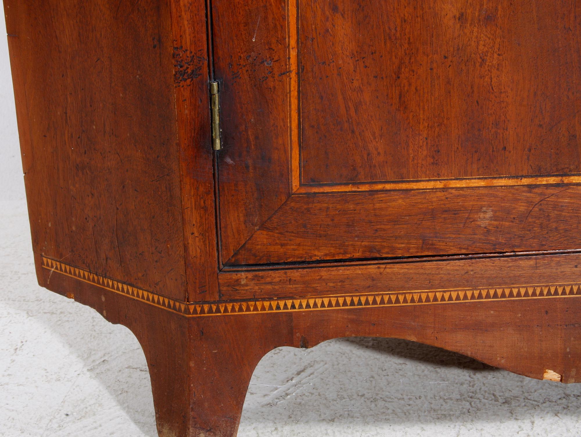 HÖRNSKÅP, England, 1800-talets början.