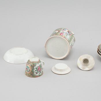 A chinese porcelain tea pot and four plus one cup, around the year 1900.