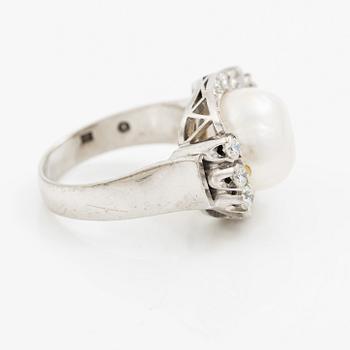 Ring in 18K white gold with a saltwater pearl, set with brilliant-cut and octagonal-cut diamonds.