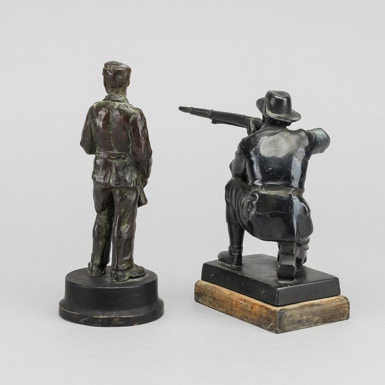 SKULPTURER 2 st 1900-talets mitt patinerad brons.