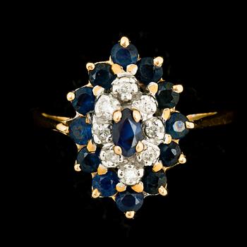 RING, 18 k guld med safirer samt åttkantslipade diamanter. Vikt ca 1,5 g.