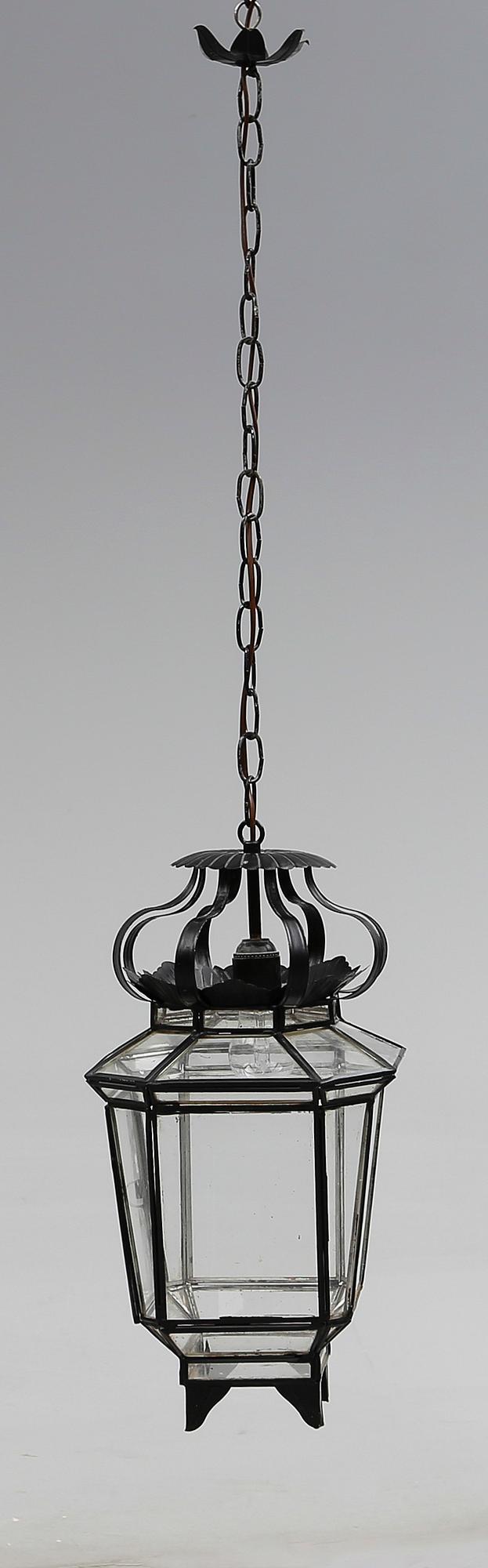 TAKLAMPA, 1900-talets andra hälft. Höjd ca 49 cm.