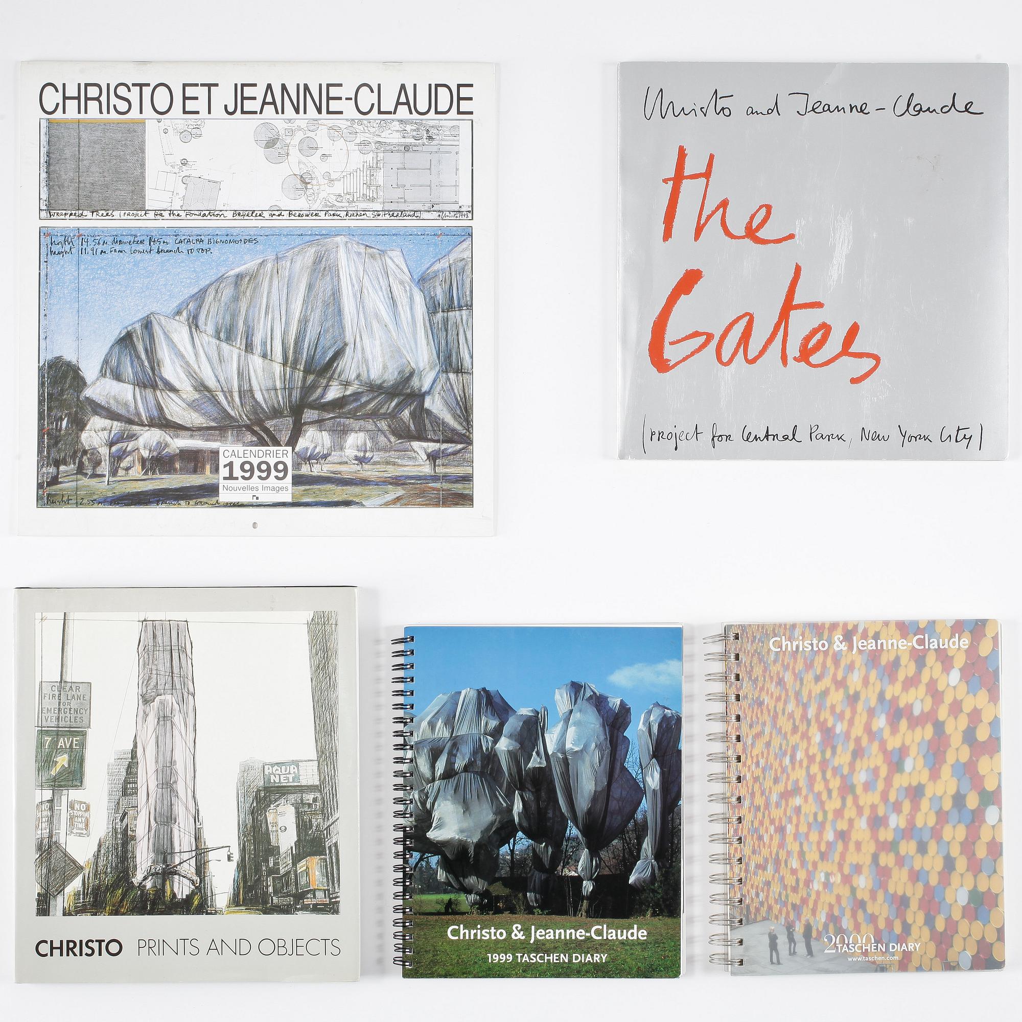 BÖCKER, 2 st, samt KALENDRAR, 3 st, Christo and Jeanne-Claude, signerade.