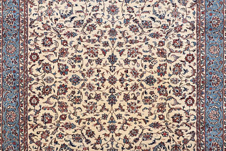 A carpet, Kashan, ca 314 x 237 cm.