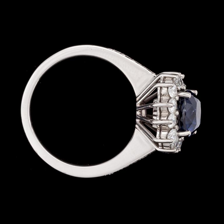A cushion cut blue sapphire, 3.05 cts, and diamond ring, tot. 0.86 cts.