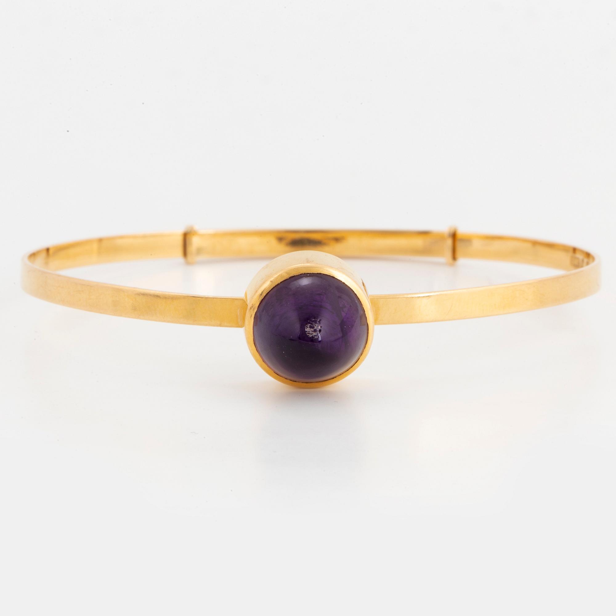 18K gold and sugarloaf-cut amethyst bangle.
