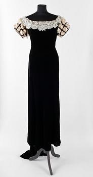 721. An early 1900s court dress.