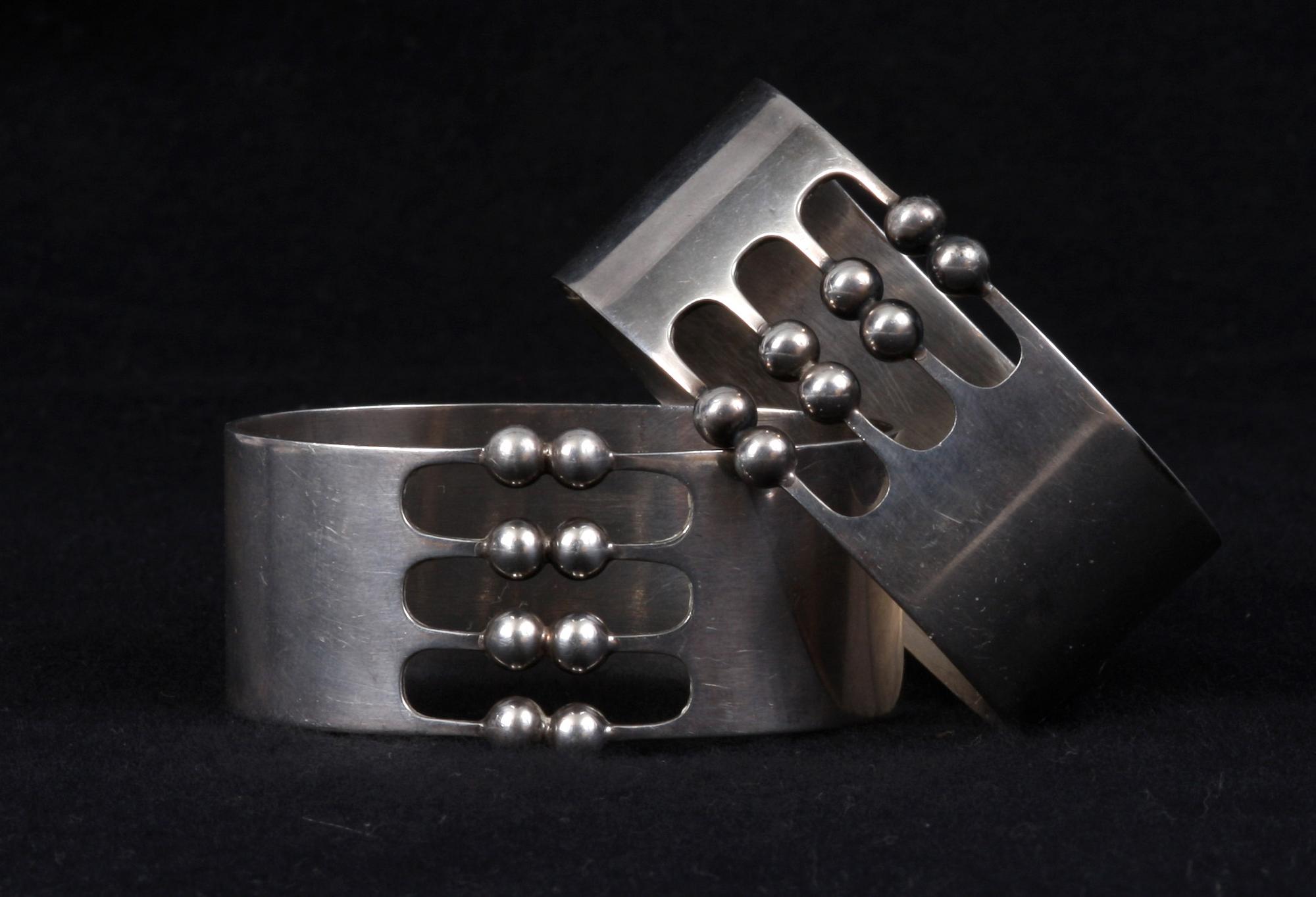 SERVETTRINGAR, 2 st, silver, Theresia Hvorslev. 1967. 48 g.