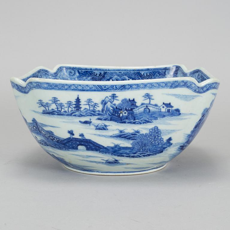 SERVERINGSFAT, två stycken, samt SERVERINGSSKÅL, kompaniporslin. Qingdynastin, Qianlong (1736-95).