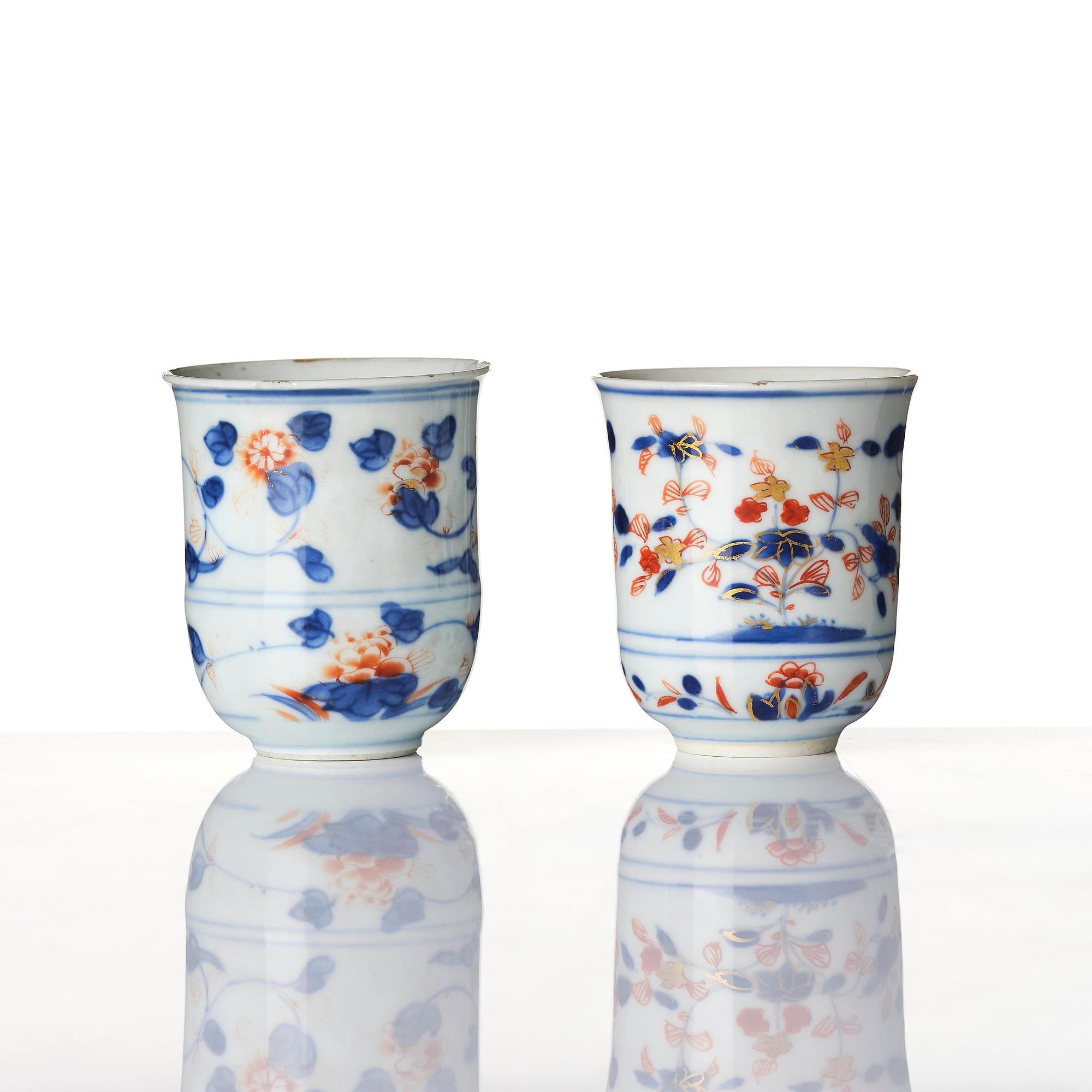A set of two imari cups and a tea caddy, Qing dynasty, Kangxi (1662-1722). The tea cups with Johanneum mark.