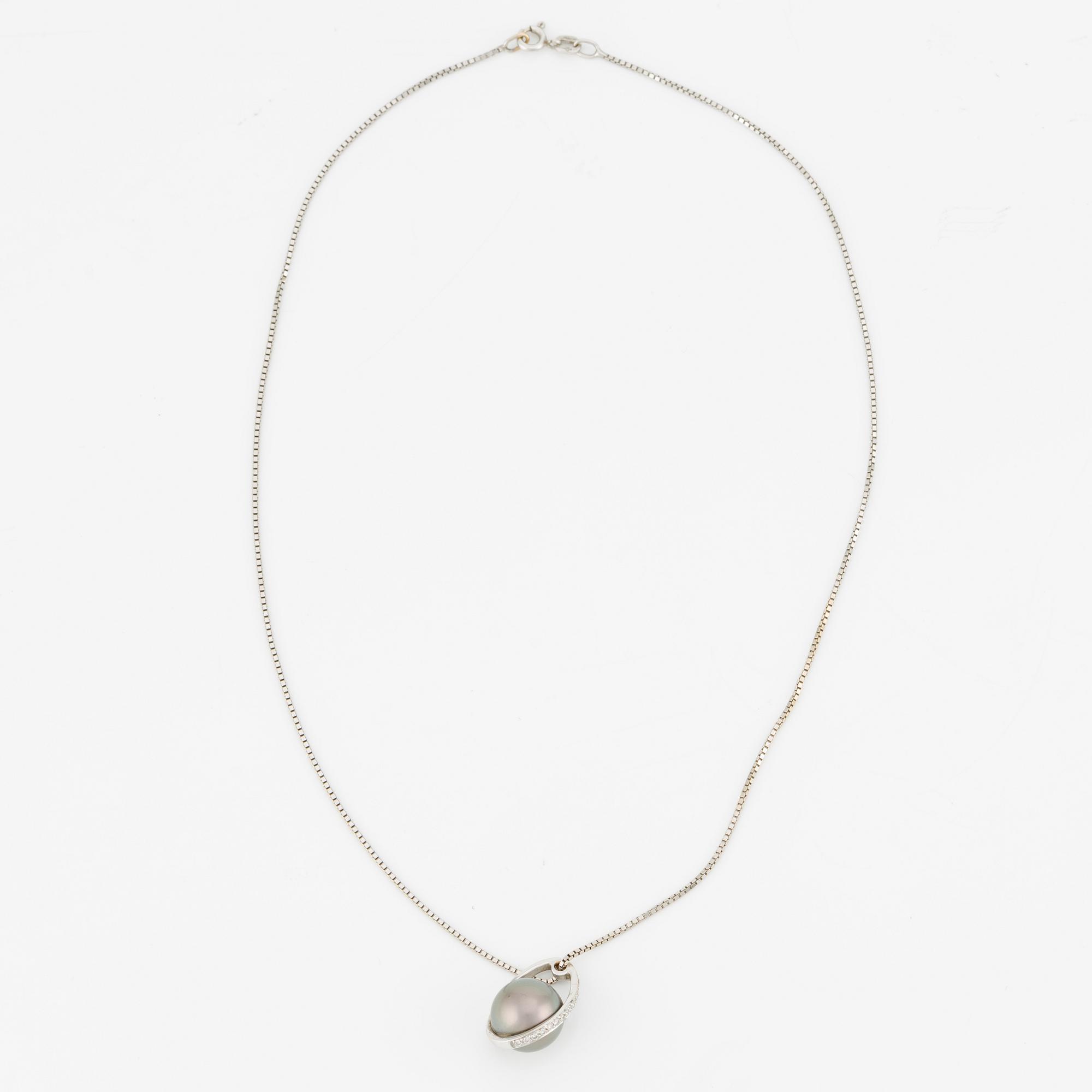 Hänge med kedja 18K vitguld med en odlad Tahitipärla och runda briljantslipade diamanter.