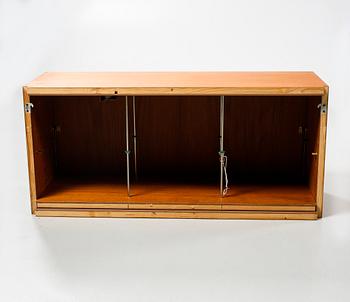 A 1950s shelving system,"Veggen de Luxe" by Torbjørn Afdal & Rolf Hesland for i.a. Ringerike Møbel- og Trevarefabrikk.