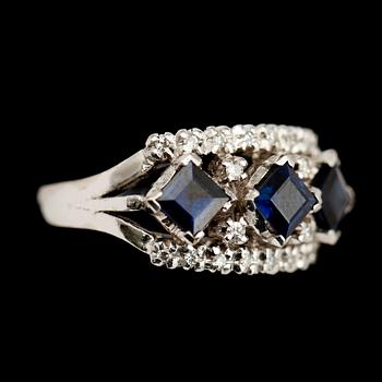 RING, 18 k vitguld, safirer och briljantslipade diamanter.