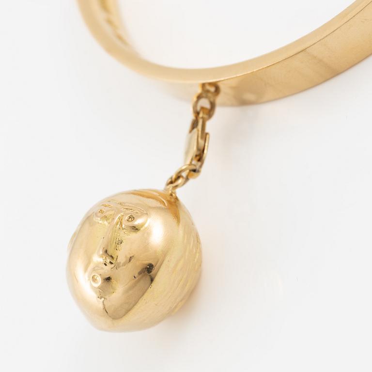 Bracelet, Sebastian Schildt, with a charm in the form of faces, probably Olle Ohlsson, 18K gold.