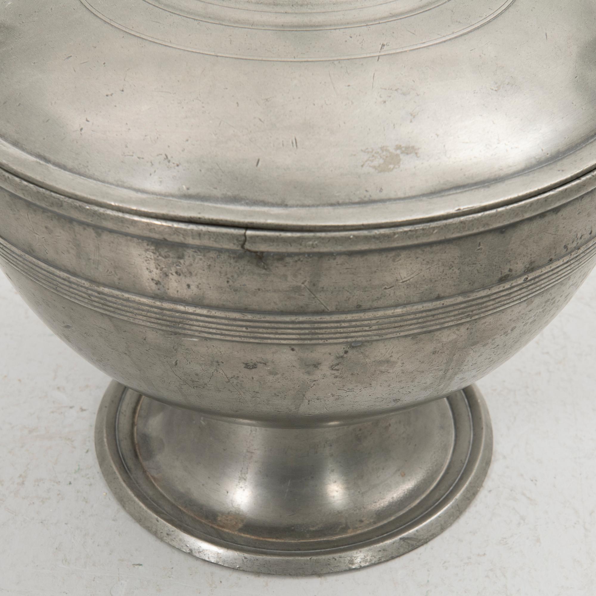 Tureen with lid, second half of the 1800s, possibly Germany.