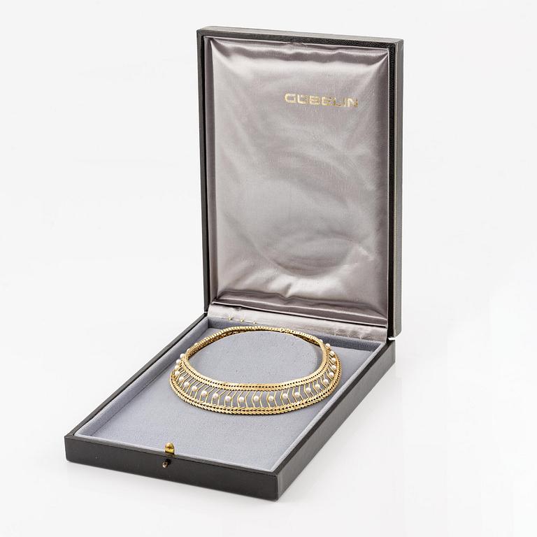 A Gübelin necklace in 18K gold set with cultured pearls.