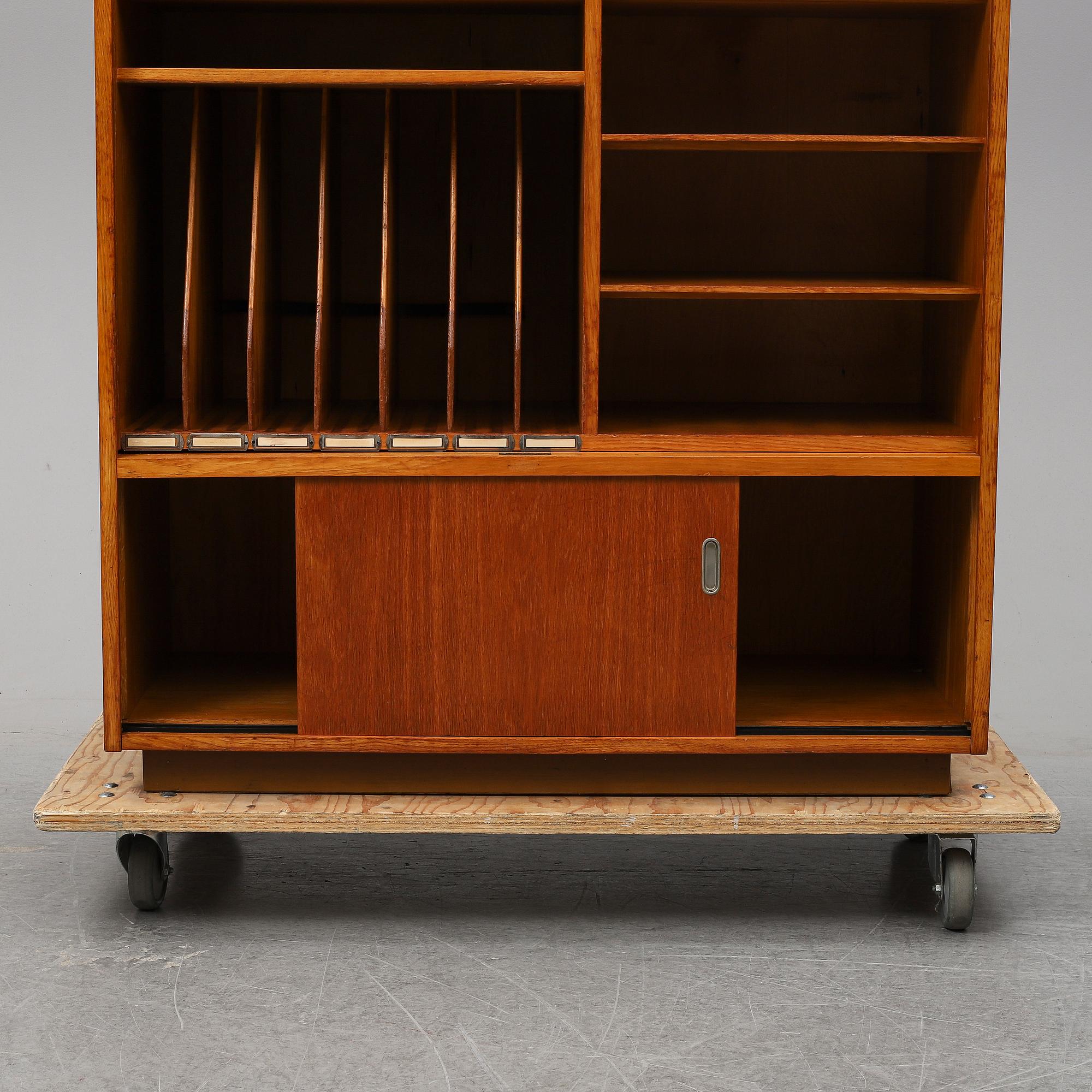 A oak cabinet from the first half of the 20th century.