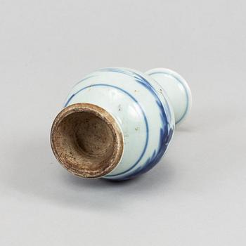 A blue and white vase, Qing dynasty, Kangxi (1662-1722).