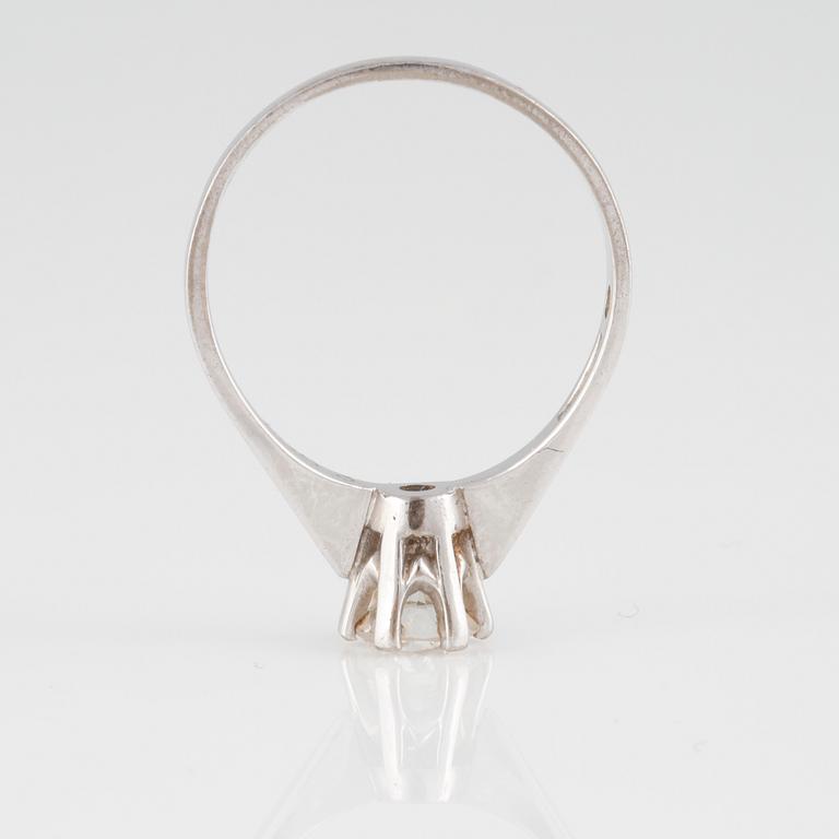 RING, 18K vitguld med äldre briljantslipad diamant 0.63 ct, Alton, Falköping, 1993. Vikt 3,3 gram.