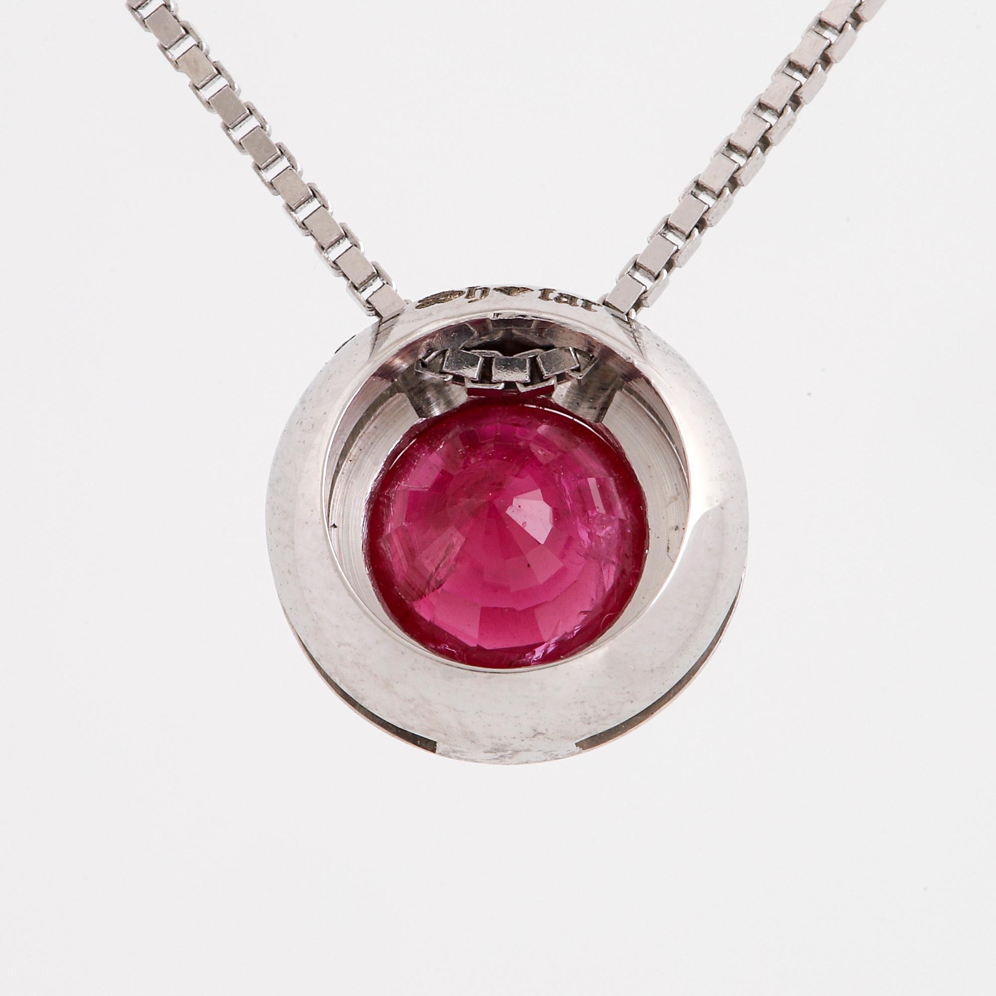 HÄNGSMYCKE, med rund fasettslipad rubin, med kedja.