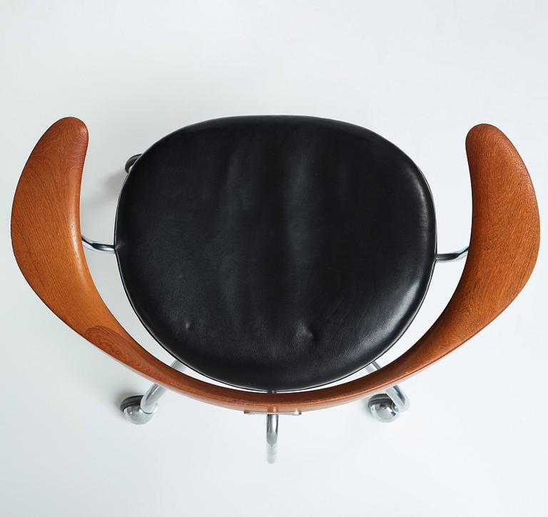 Hans J. Wegner, a "Swivel Chair" /JH502, executed by Johannes Hansen, Denmark 1960's.