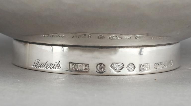 SKÅLAR, 2st, silver respektive sterling, bland annat Eric Löfman, KG Markström, Uppsala, 1985. Vikt ca 565g.