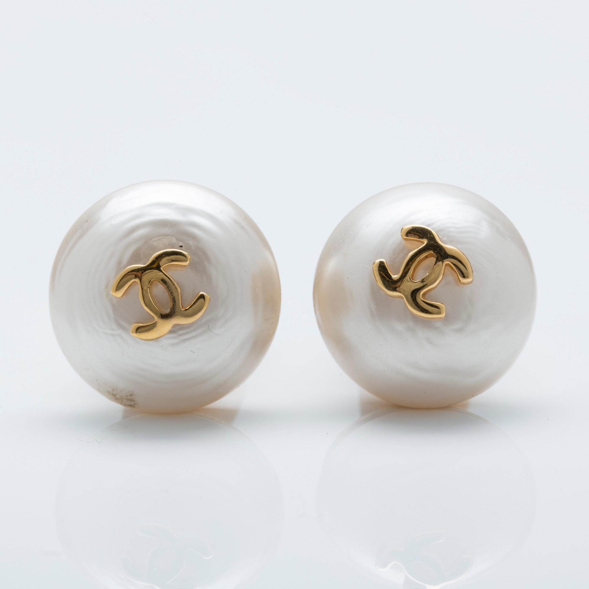 CHANEL, örhängen, gulmetall med fashion pärla.