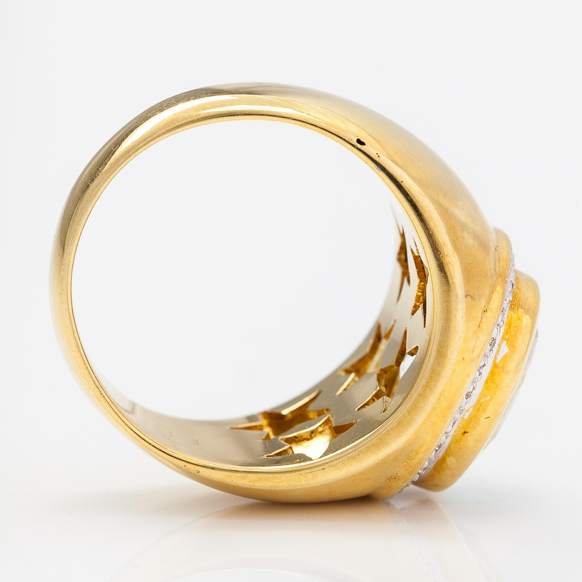 A 14K gold ring with an aquamarine and diamonds ca. 0.06 ct in total.