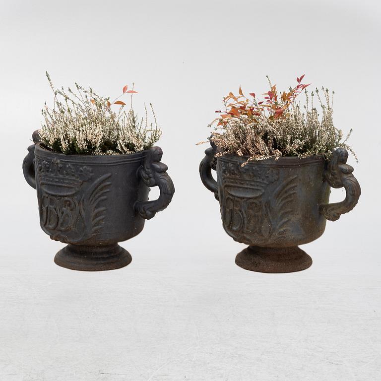 Trädgårdsurnor, ett par, gjutjärn.