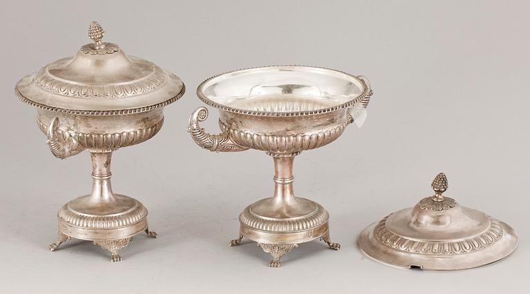 SOCKERSKÅLAR, ett par, silver, Simon Simonsson, Stockholm. 1821-1835. Totalvikt 1736 g.