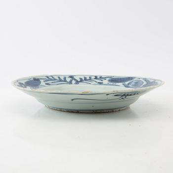 A blue and white plate, Ming dynasty, Wanli (1572-1620).
