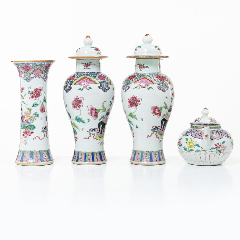 Tekanna, samt en garnityguppsättning med en vas och två urnor, exportporslin, Kina, Qingdynastin, 1700-tal.