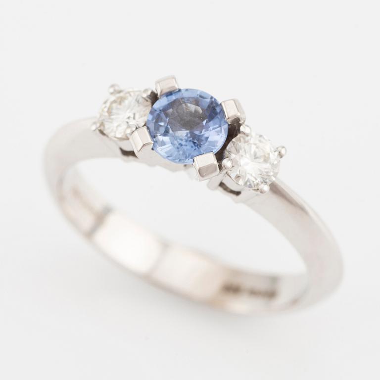 Ring in 14K gold with a faceted sapphire and round brilliant-cut diamonds.