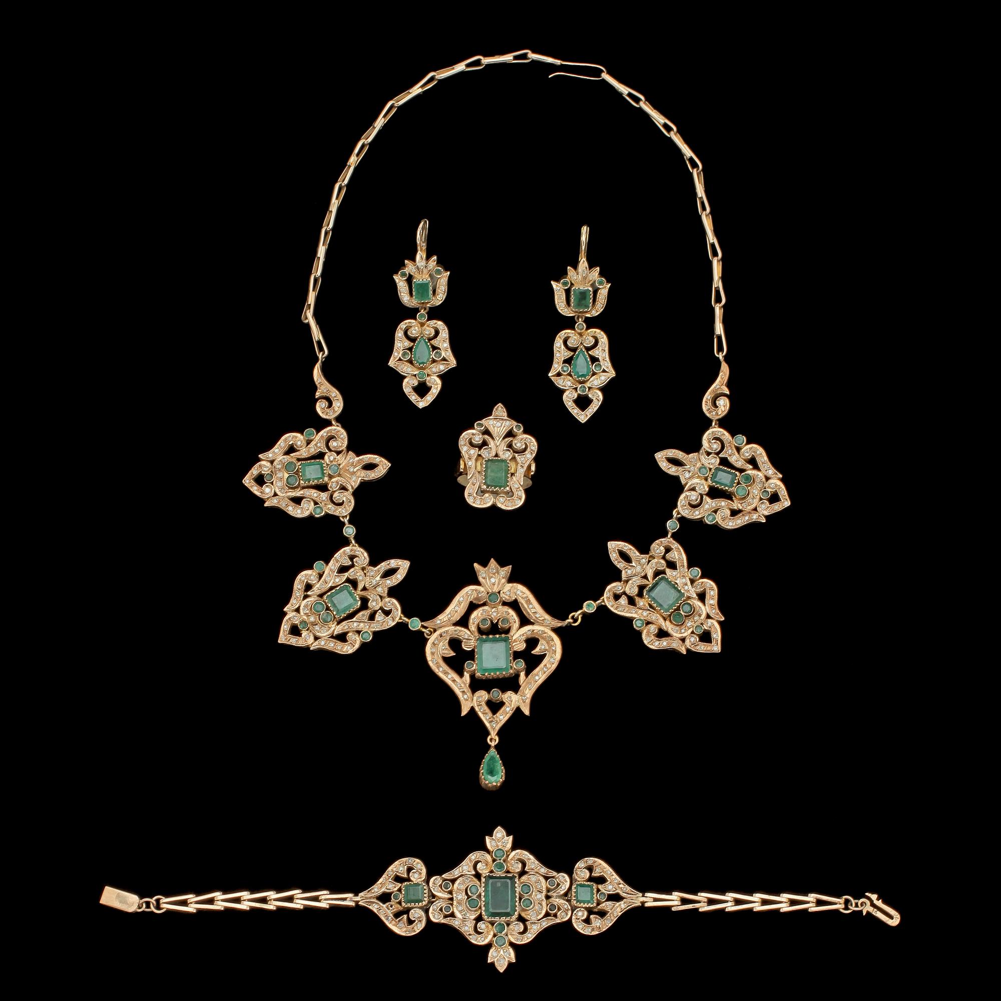 GARNITYR, 5 delar, 8k guld med tot 414 fasettslipade diamanter samt 73 smaragder, troligen Indiskt, 1900-tal. Vikt 89 g.