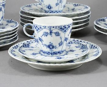 SERVISPORSLIN, 16 st, porslin, "Musselmalet", Royal Copenhagen, 1900-talets andra hälft.