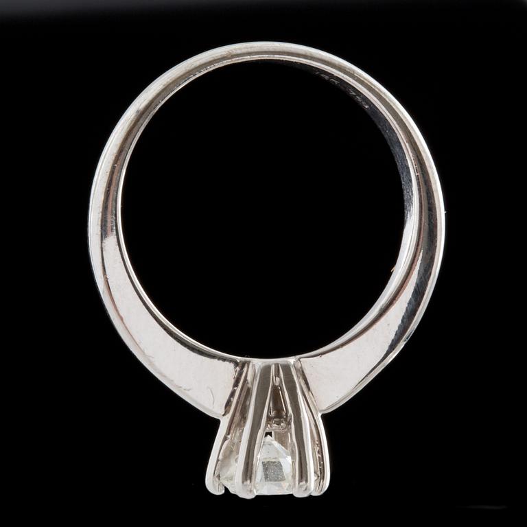 RING, 18k vitguld med briljantslipad diamant ca 0,80ct.