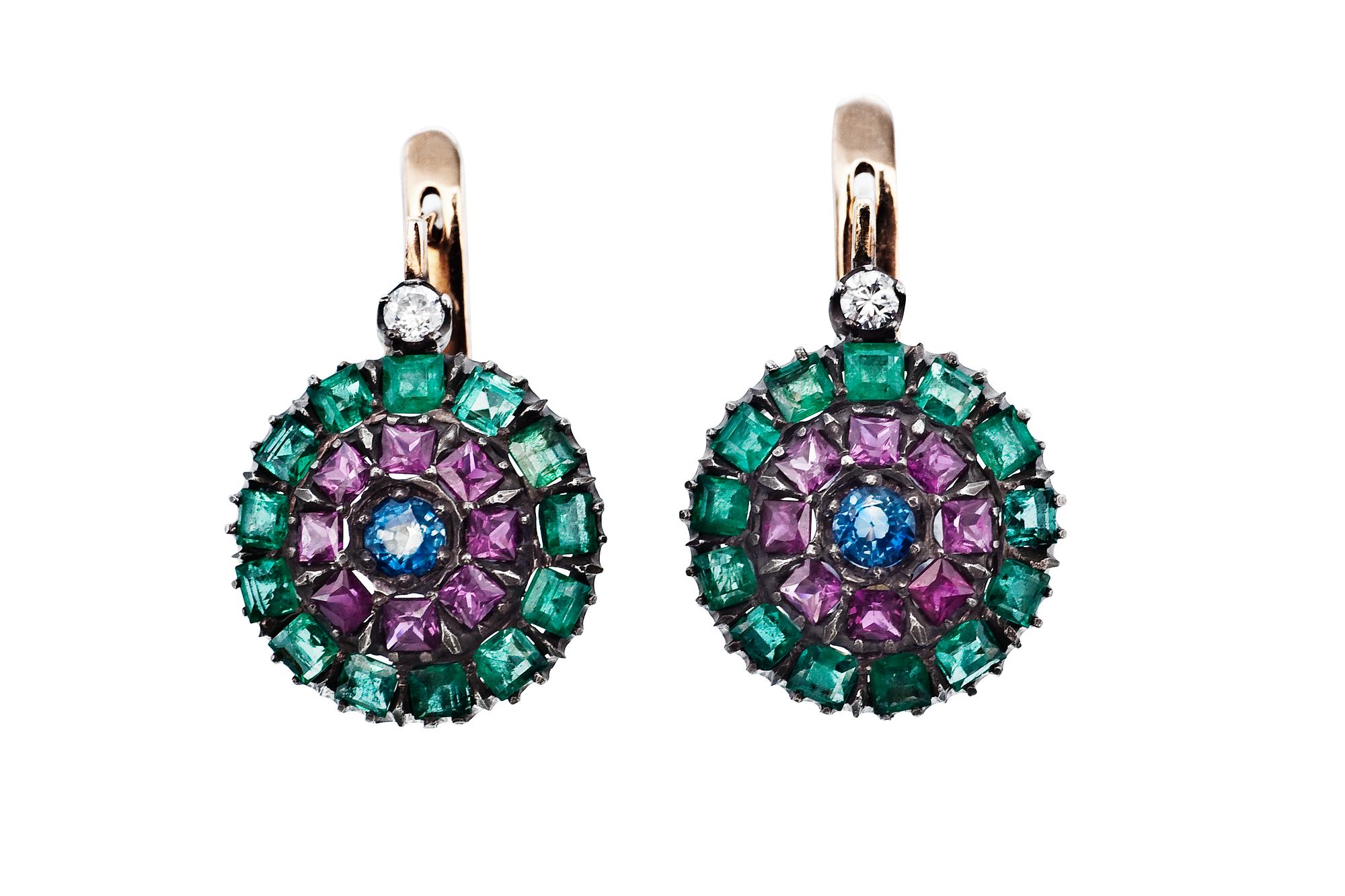 A PAIR OF EARRINGS.