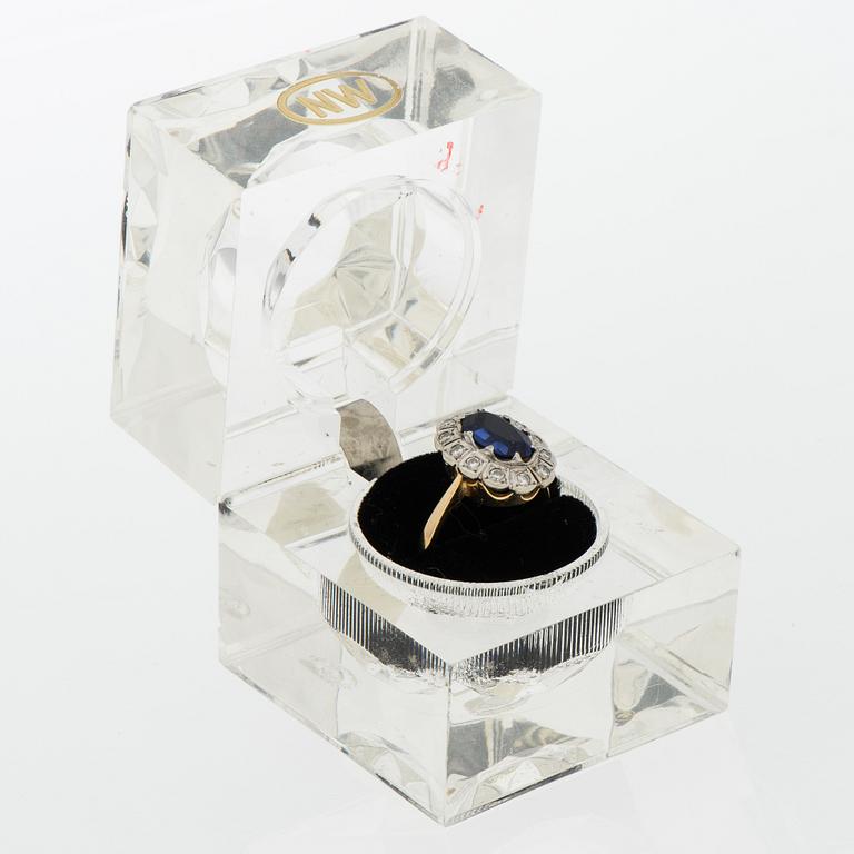 RING, 14K guld, briljantslipade diamanter, syntetisk safir. Pertti Aittila 1993.