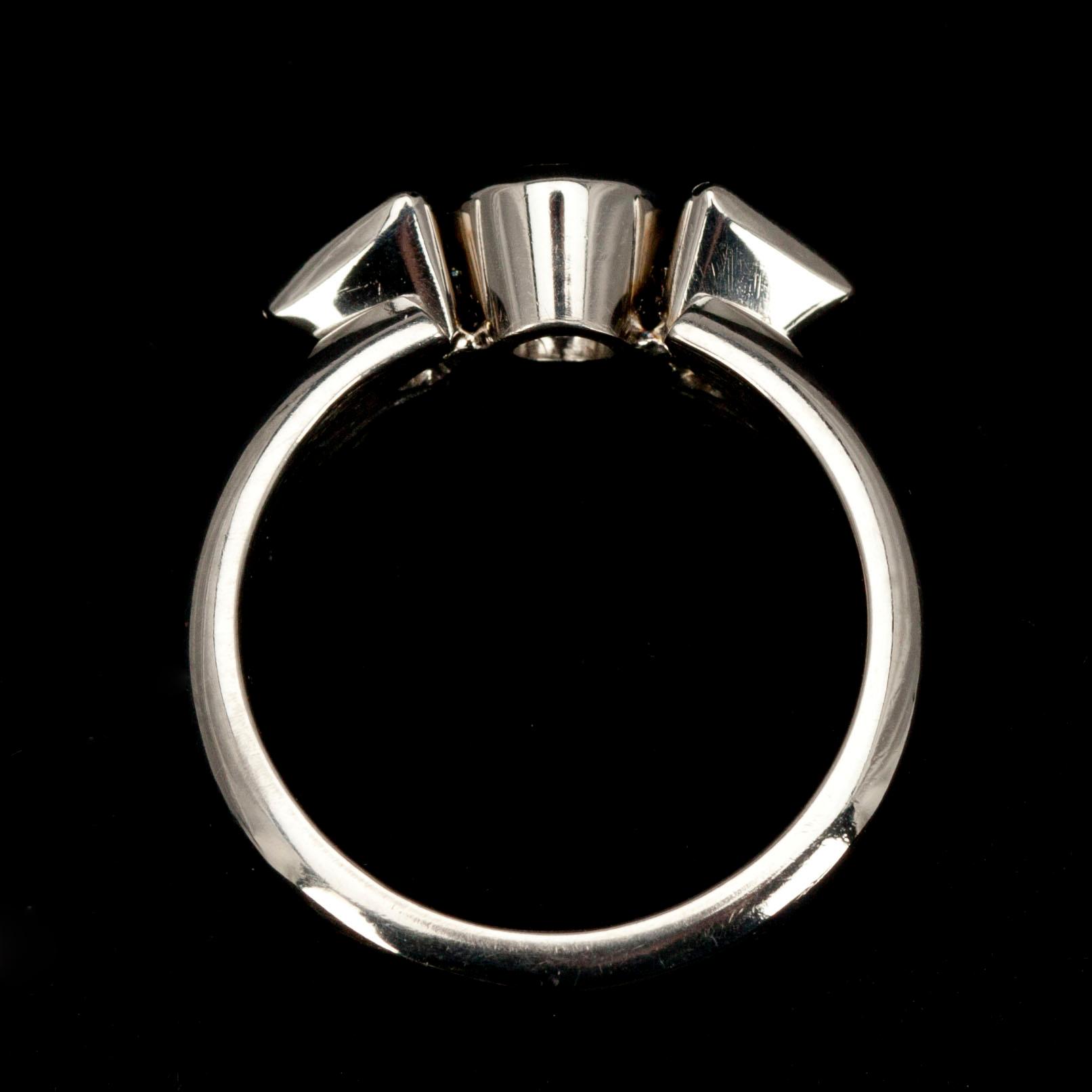 RING, titan, briljant 0,52 ct, 2 x blå diamanter à 0,25 ct. Gad Leinson Helsingfors 2008. Intyg EGL. Unik.