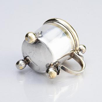 Johan Lorenz Starin, miniatyrdryckeskanna, silver, Stockhom 1742. Senbarock.