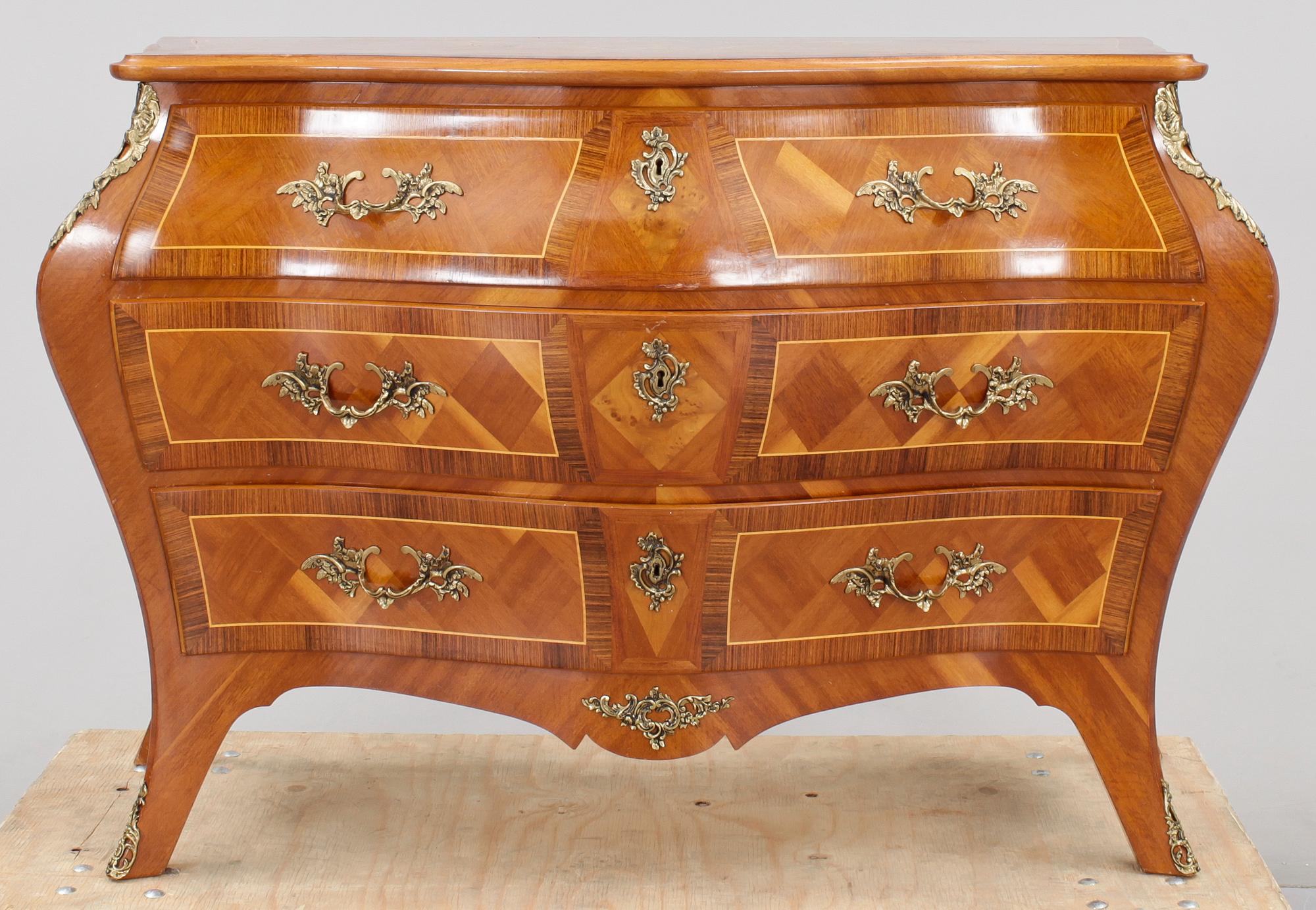 BYRÅ, rokokostil, omkring 1900-talets mitt.