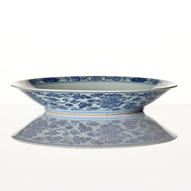 Fat, porslin. Qingdynastin, med Qianlongs märke och tid (1736-95).