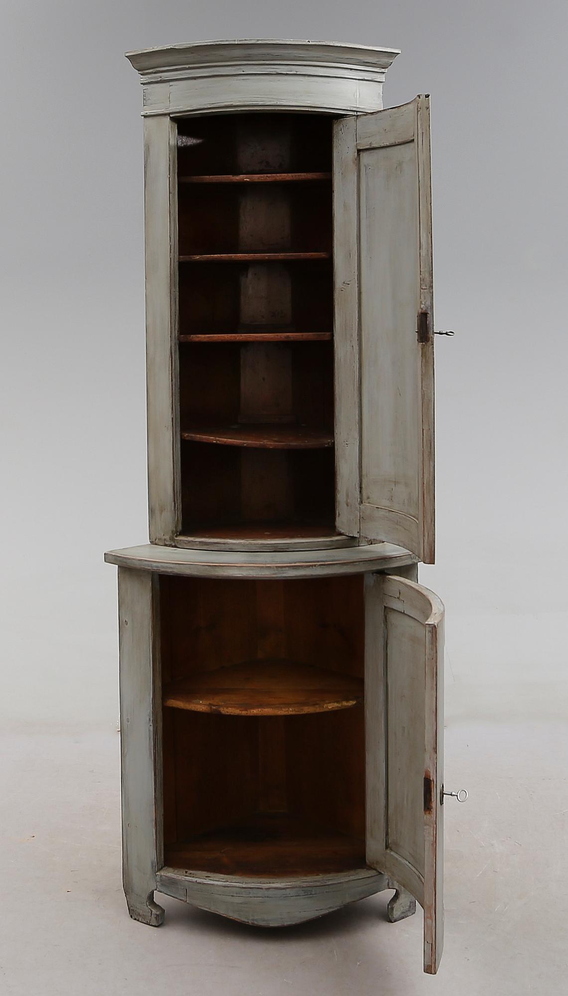 HÖRNSKÅP, 1800-talets mitt.