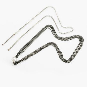 A clasp in 18K white gold with two Ole Lynggaard silver necklaces.