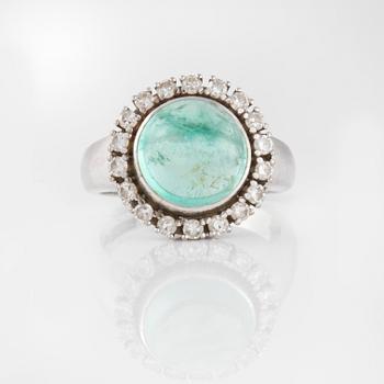 RING, med cabochonslipad smaragd 4,99 ct samt åttkantslipade diamanter 0.54 ct, Ceson, Göteborg, 1978.
